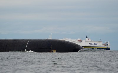 Подводная лодка “Дмитрий Донской” и пассажирское судно Tallink