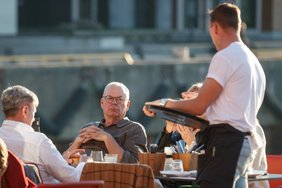 FOTOD | Jüri Mõis nautis abikaasa ja sõpradega nooblis Noblessneri restoranis sooja suveõhtut
