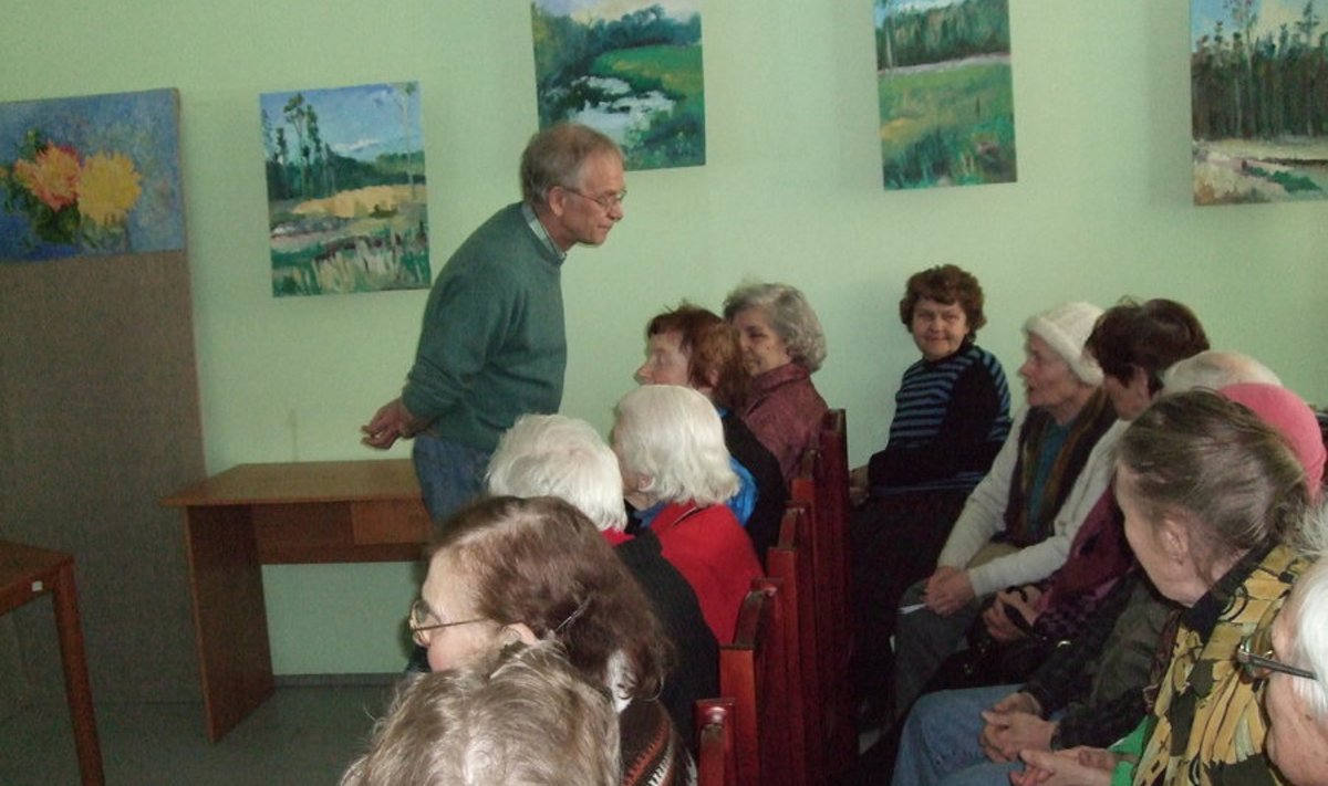 Pension ja selle tõus järgmisel kuul huvitab kõiki eakaid, sestap oli päevakeskus kohtumisel Eiki Nestoriga viimse võimaluseni rahvast täis. Foto: Saue Päevakeskus