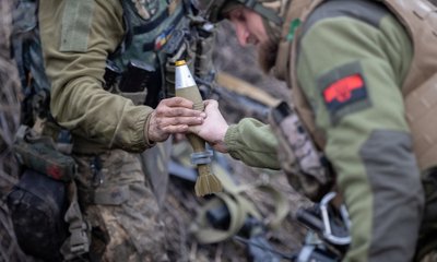 Miinipildurite meeskond. 28. veebruar 2023, Bahmut. Ukraina 82 mm miinipilduja miin alustab teed sihtmärgi poole. Sõdurid ütlevad, et neil pole venelaste vastu mingeid emotsioone. Kurjategijaid lihtsalt ei tohi oma koju lasta. 