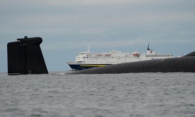 Подводная лодка “Дмитрий Донской” и пассажирское судно Tallink