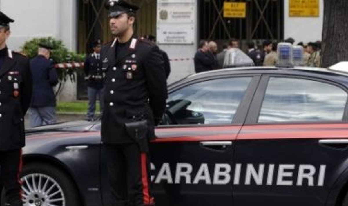 Stiilsed Itaalia politseinikud oma stiilse Alfa Romeoga. Foto Giuseppe Aresu, AP