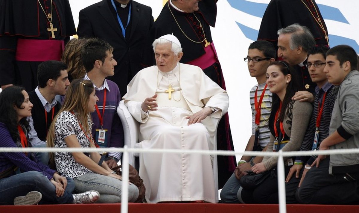 Pope Benedict XVI talks with youths on a catamaran to Valletta Waterfront, in Floriana April 18, 2010.   REUTERS/Tony Gentile   (MALTA - Tags: RELIGION POLITICS)