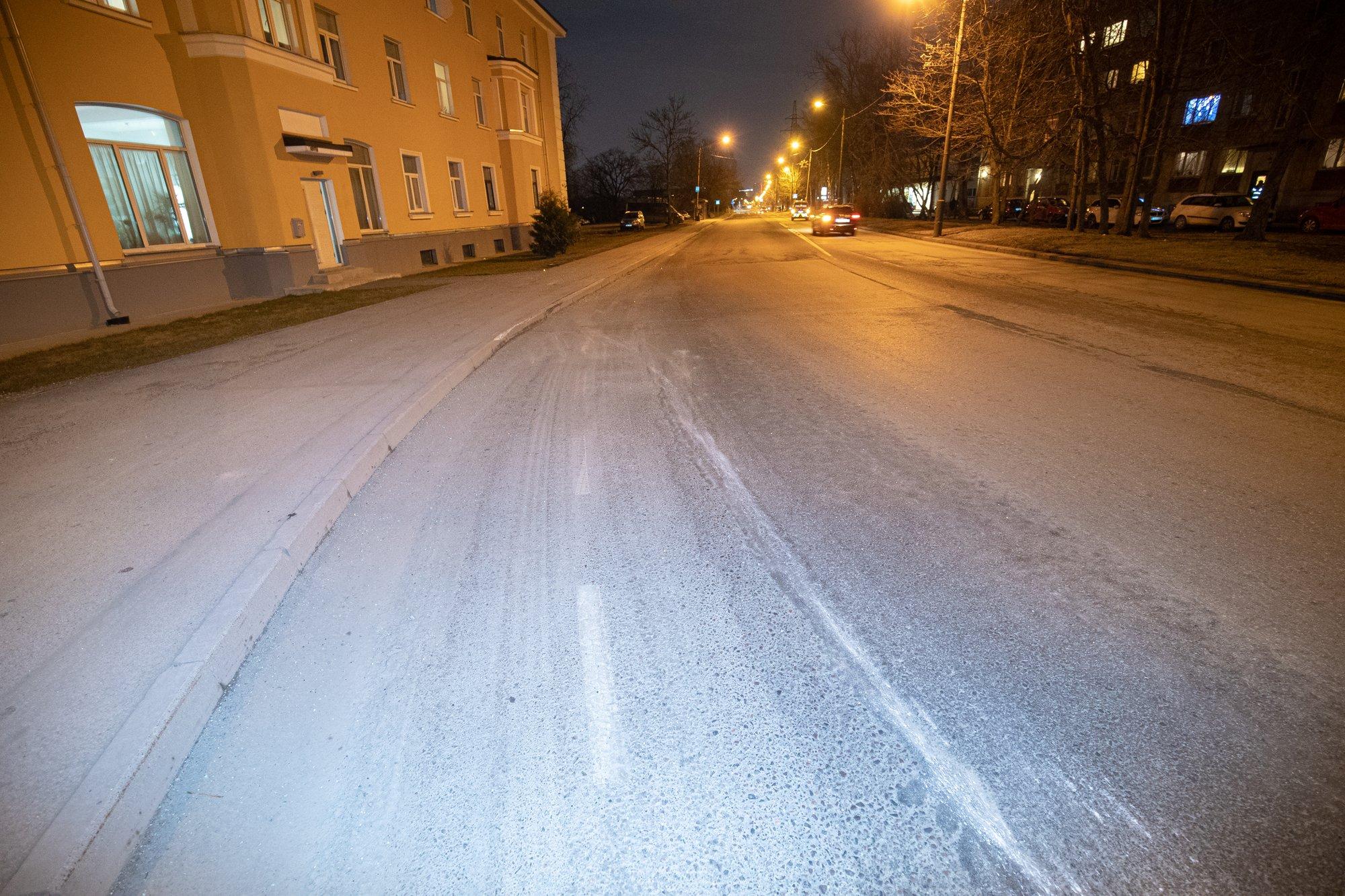 ФОТО | Пьяные молодые люди устроили аварию в Пыхья-Таллинне: машина  перевернулась, 16-летнего юношу увезла скорая - Delfi RUS