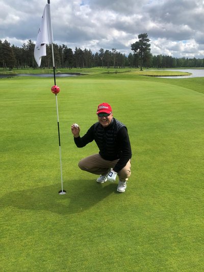 ESIMENE HOLE IN ONE Ain Hanschmidt ei suutnud uskuda, et lõi 2019. aastal Niitvälja 13. rajal hole in one`i. Pall augus rääkis aga enda eest.