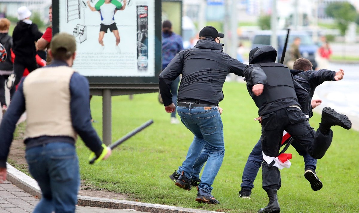 Valgevene miilits ajas eilegi kumminuiadega taga rahumeelseid protestijaid. Eesti aga sulges rahulikumaid olusid otsivate Valgevene IT-ettevõtjate ees ukse.