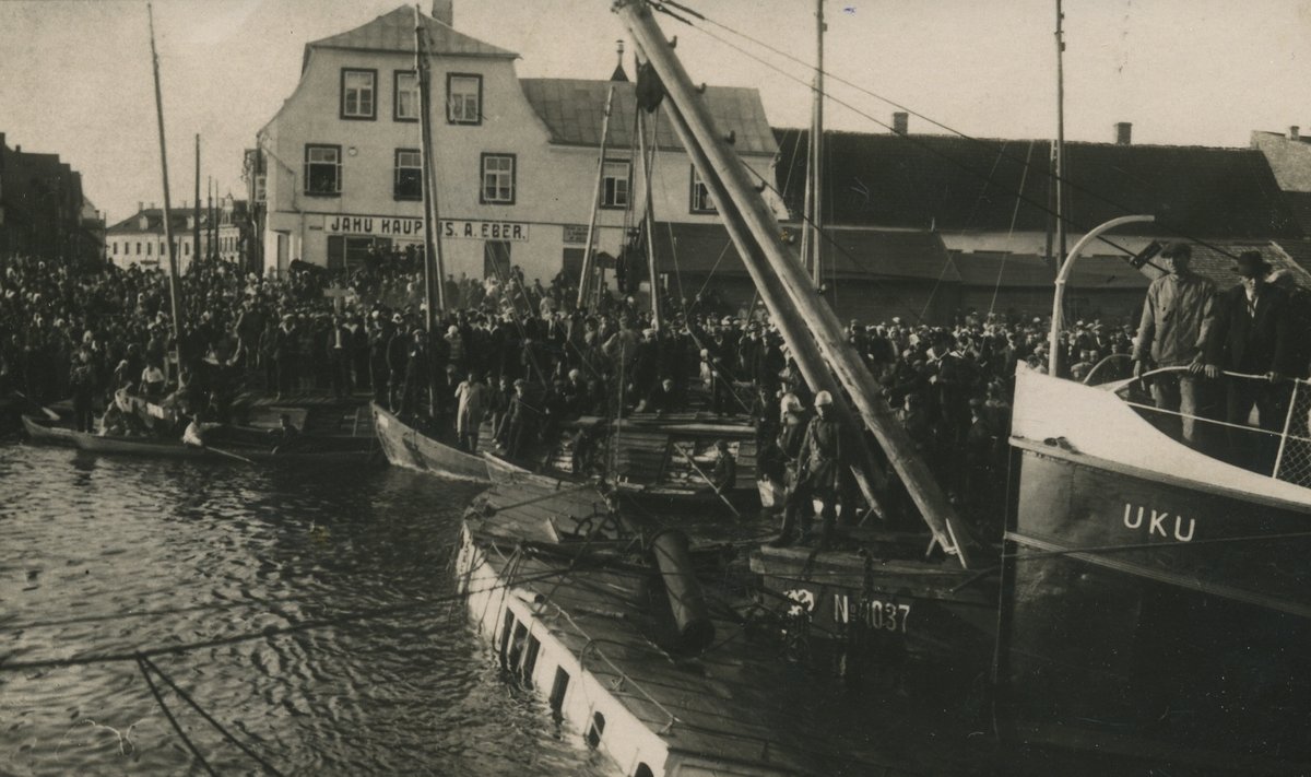 KERKIB!: “Salme” päästetööd Emajõel 12. juunil 1930. Laeva püütakse tõstekraana abiga veest välja hiivata. Foto Ants Linnardi erakogu.