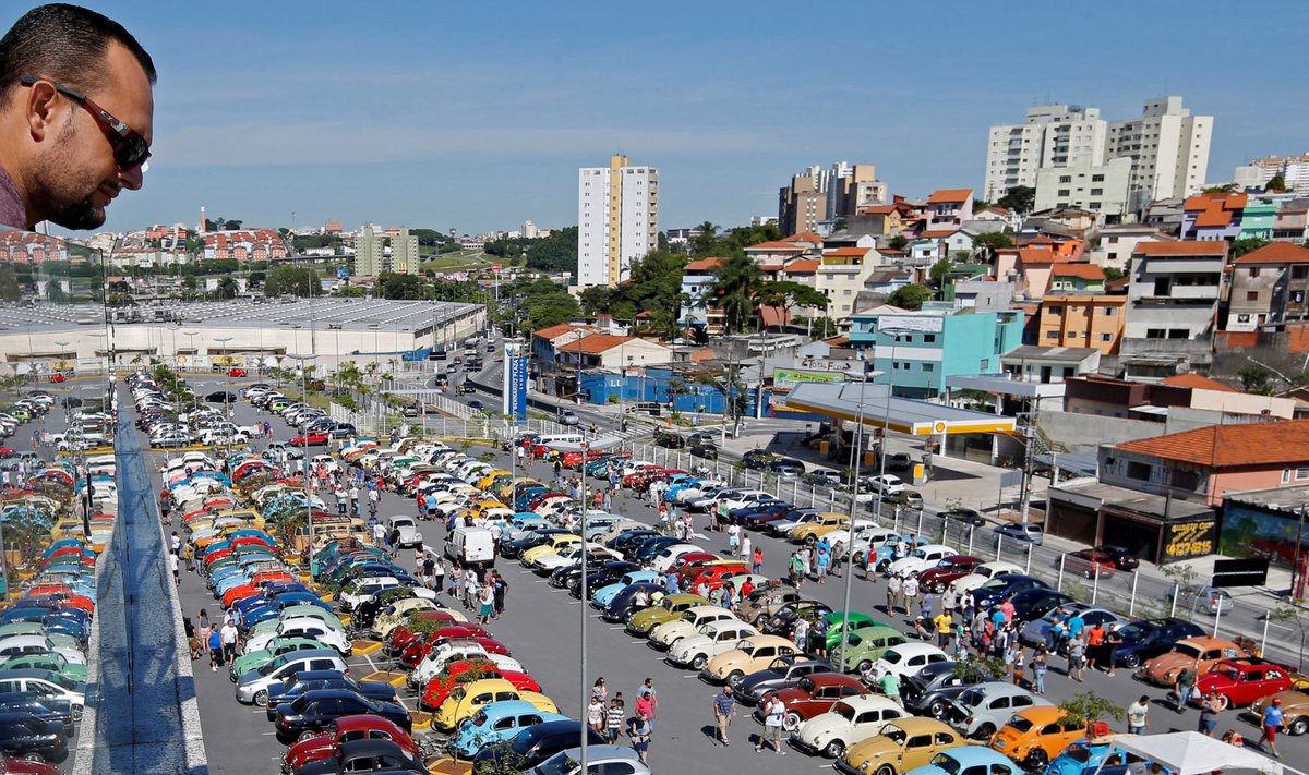 VW "Põrnikate" kokkutulek Brasiilias üle-eelmisel aastal ja üks huviline üle rõdu piilumas.