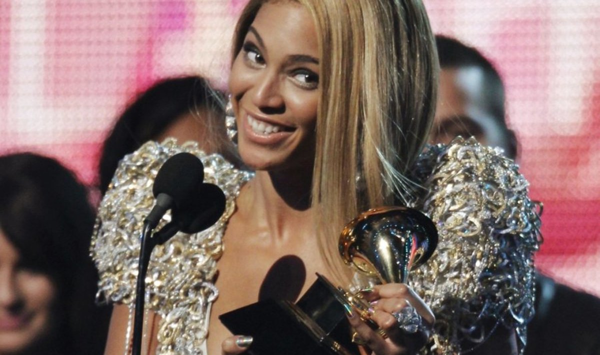 Beyonce wins for best female pop vocal performance for "Halo" at the 52nd annual Grammy Awards in Los Angeles January 31, 2010. REUTERS/Mike Blake (MUSIC-GRAMMYS/SHOW) (UNITED STATES - Tags: ENTERTAINMENT)