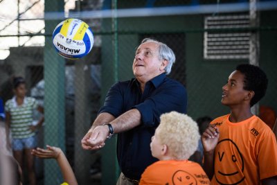 Ary Graca mängimas Rio de Janeiro favelas kohalike lastega palli.