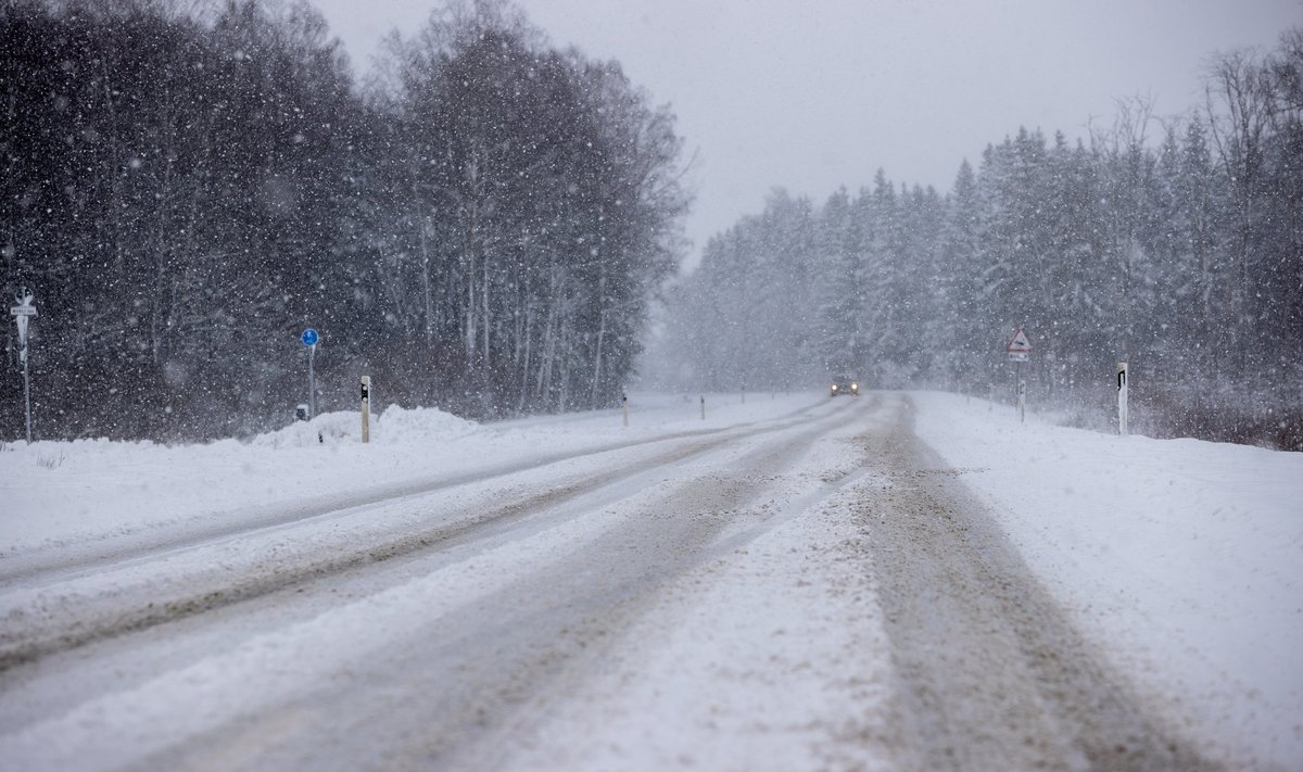 Teedel püsib jäite ja libeduse oht