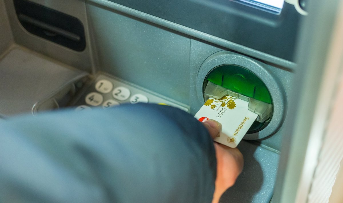 Suurpankade iga neljas rahaautomaat viieeuroseid enam ei väljasta.