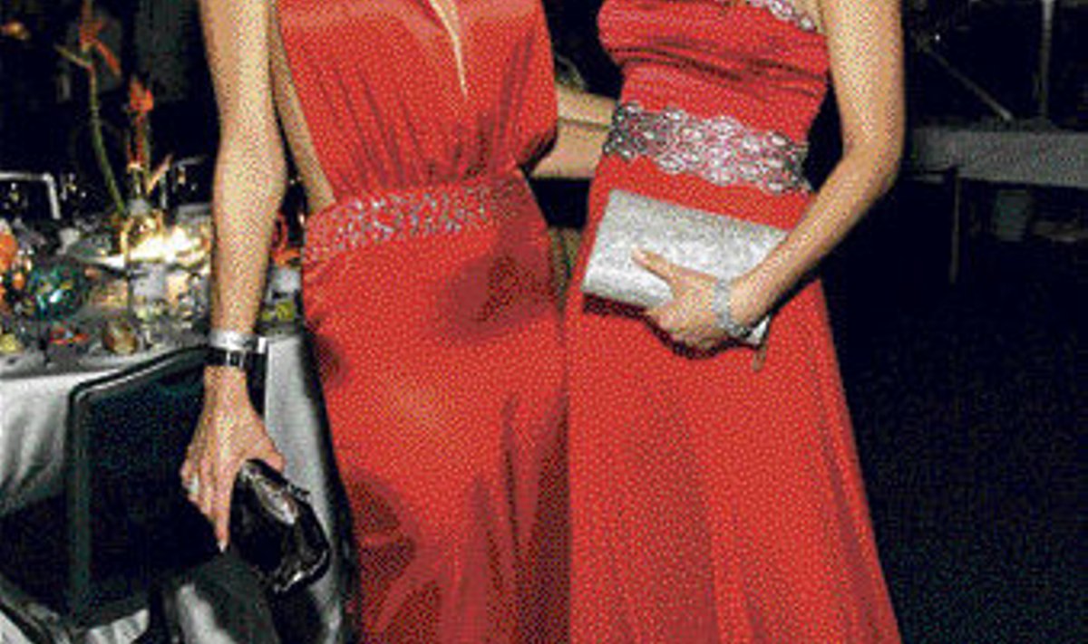 Heategevuse glamuur: modellid Victoria Silvstedt (vasakul) ja Petra Nemcova poseerivad mullu Monte Carlos toimunud La Dolce Vita ballil, mille üks eesmärke oli koguda raha tuntud muusiku  Wyclef Jeani loodud Yele Haiti, haiitilasi abistava organisatsioo
