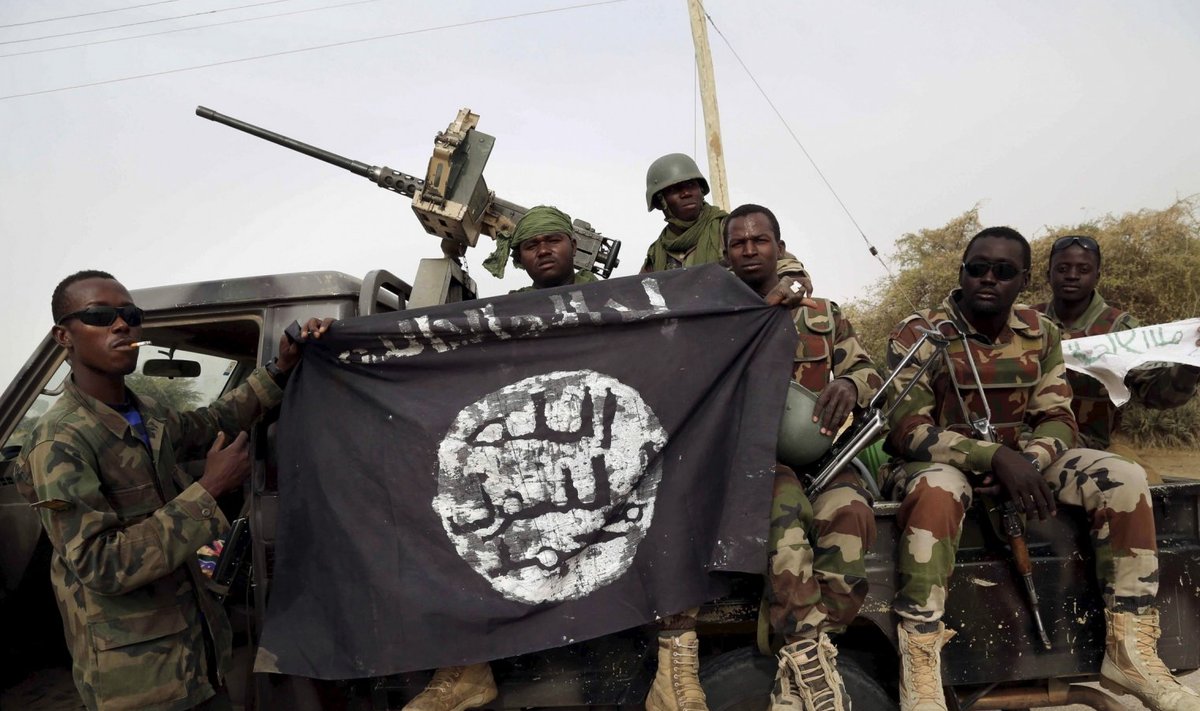 Nigeeria sõdurid näitavad Damaski linnast leitud Boko Harami lippu.