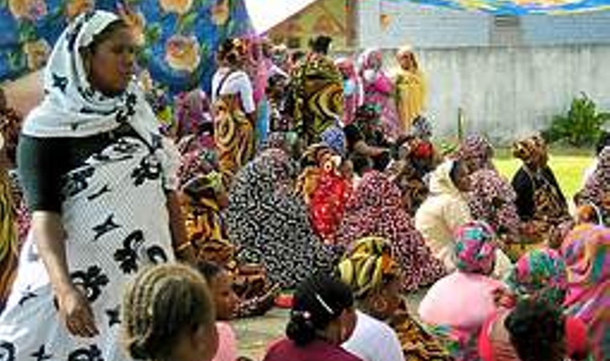 LILLELISE TAEVA ALL: kui sageli mõtlevad need Mayotte’i naised, et elavad paigas, mida tuntakse ka Lõhnade Saare nime all?.  Ann Maripuu