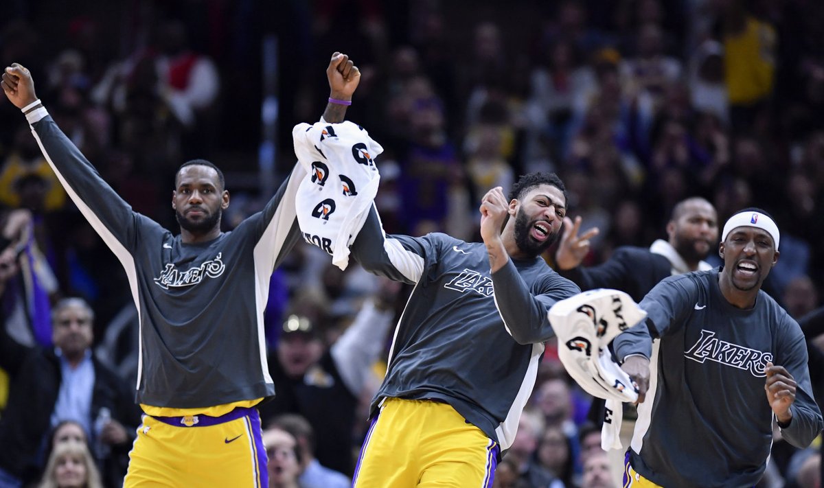 Lakers tegi ilusa tagasituleku põhimeeste LeBron Jamesi (vasakul) ja Anthony Davise (keskel) pingil olles.