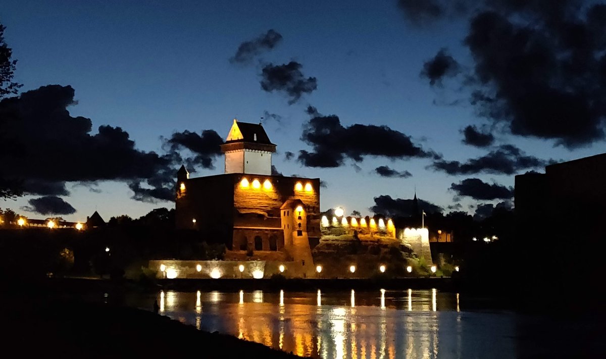 Hermanni linnus on üks Narva kuulsamaid hooneid. Kogu jõgi on öösiti ilusti valgustatud, kuid sellel on ka oluline praktiline otstarve: keset jõge jookseb piir Eesti ja Venemaa vahel.