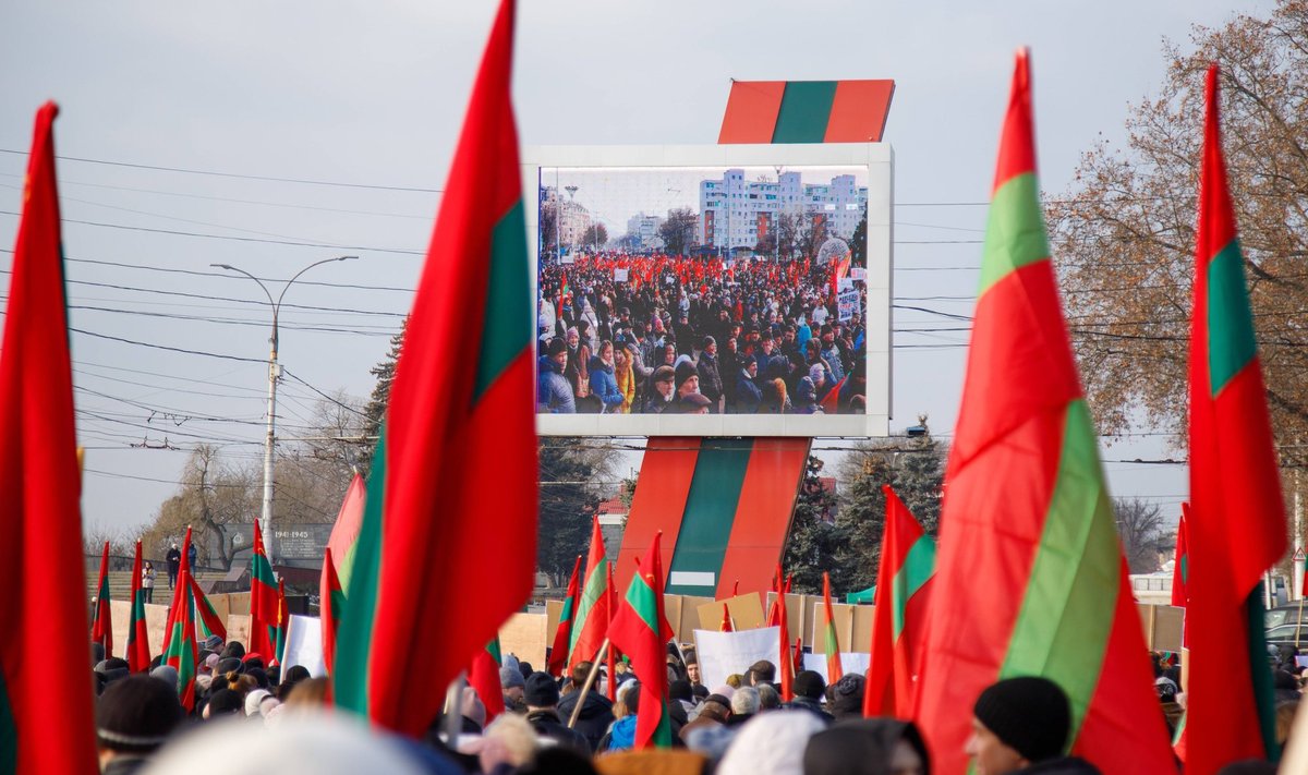 Inimesed hoiavad Transnistria lippe meeleavaldusel Tiraspolis.