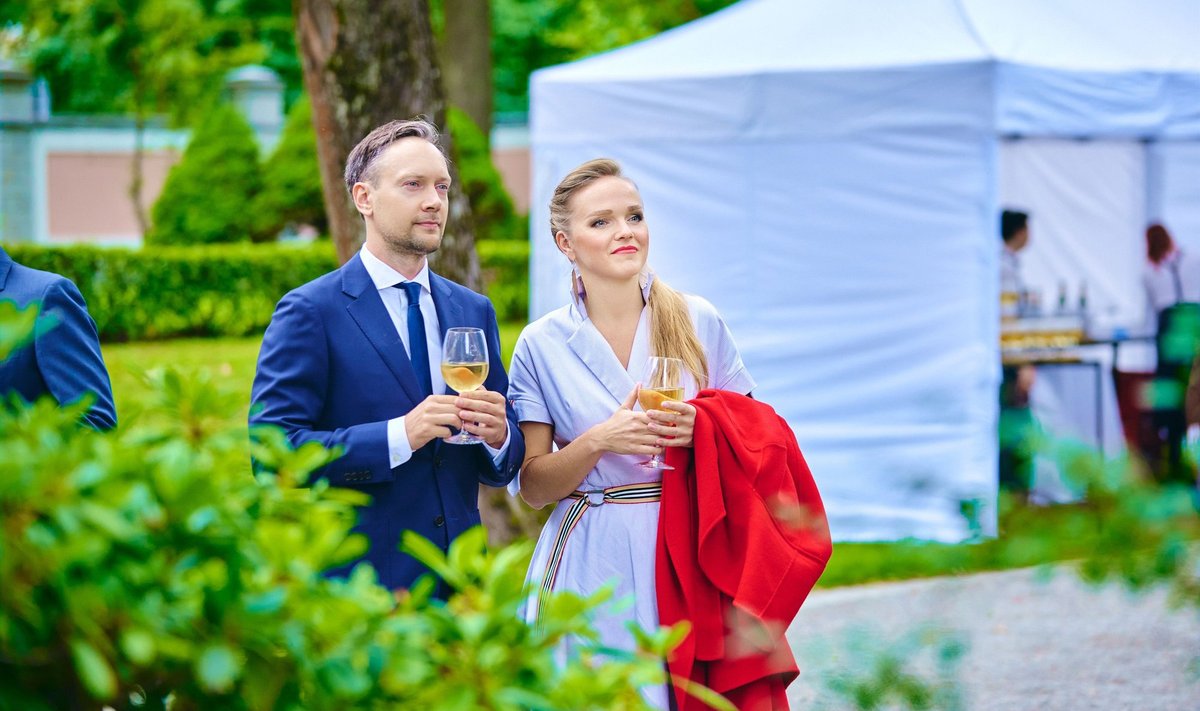 UUE KALLIMAGA Kadri Voorand koos kaaslase Marek Undiga tähistamas Eesti iseseisvuse taastamise 32. aastapäeva.