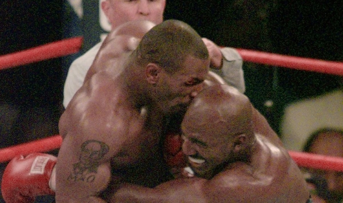 Mike Tyson hammustamas Evander Holyfieldi kõrva 1997. aasta 28. juuni tiitlimatšis. 