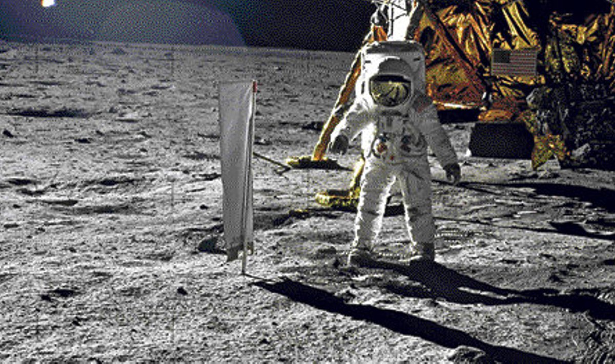 Buzz Aldrin kontrollib 1969. aastal Kuul päikesetuule mõju.