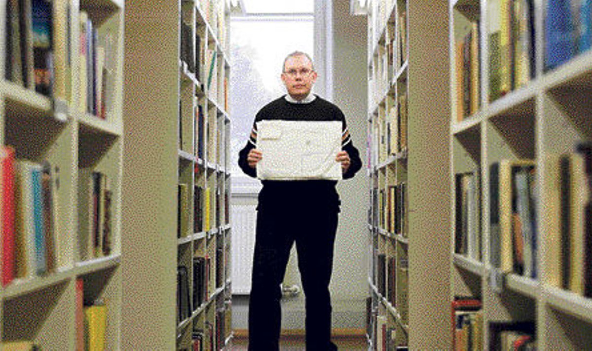 Tallinna keskraamatukogu raamatukoguhoidja Alvar-Jaanus Tamm näitab ümbrikku, millega saadeti võlgu olnud raamatud Itaaliast tagasi.