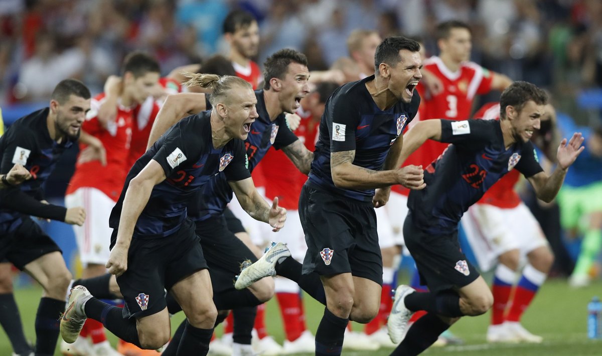 Horvaatia jalgpallikoondis tähistamas Venemaa alistamist.