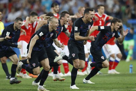 Horvaatia jalgpallikoondis tähistamas Venemaa alistamist.