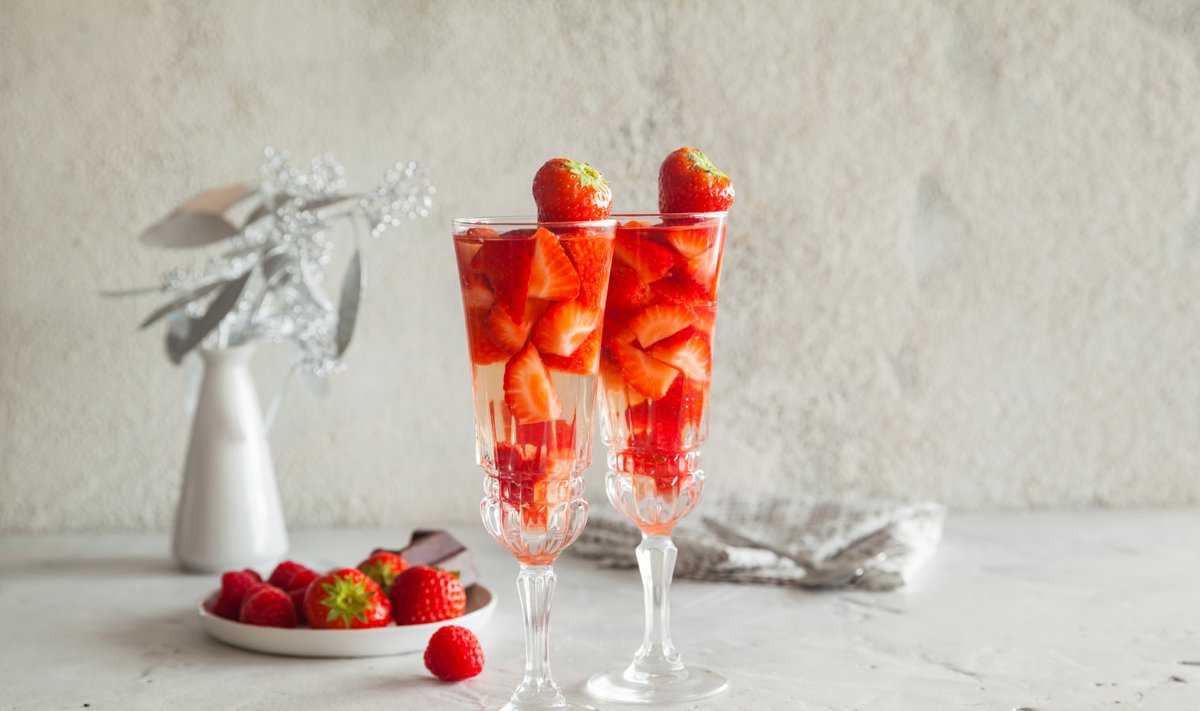   Šampanjatarretis maasikatega.