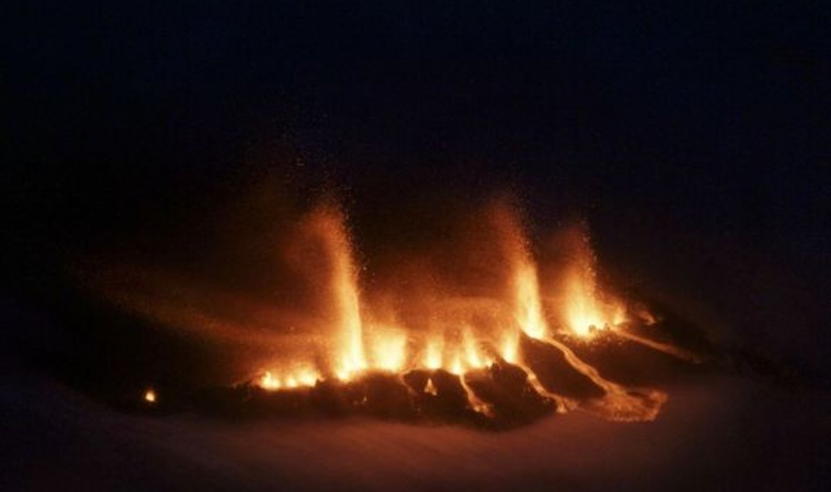 Eyjafjallajökulli liustiku lähedal Islandis hakkas purskama vulkaan. AFP PHOTO / RAGNAR AXELSSON