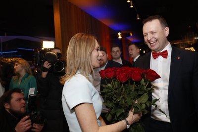 Suure kimbu punaseid roose tõid vastsele võitjale ka Sotsiaaldemokraatide juht Lauri Läänemets.