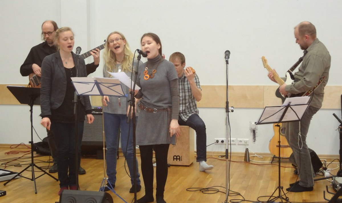 Gospelkontsert Saue Noortekeskuses 10. märtsil. Eesti, mari ja Soome muusikud hoogsalt üheskoos musitseerimas.