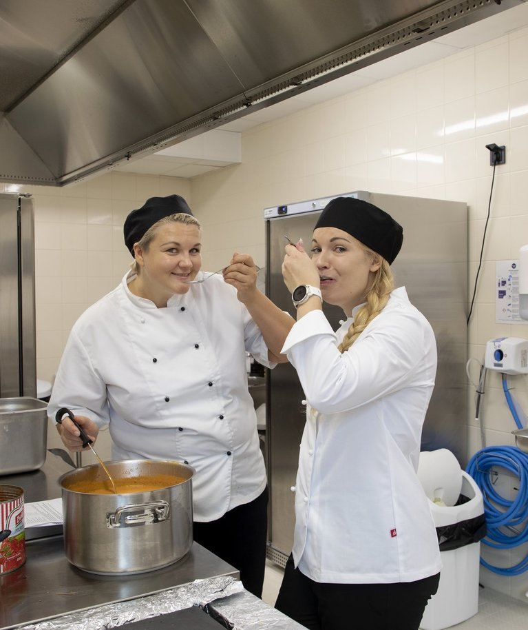 Kokk-koolitaja Evelyn Bauman ja ajakirjanik Maiken Mägi maitsevad valmivat porgandipüreesuppi.