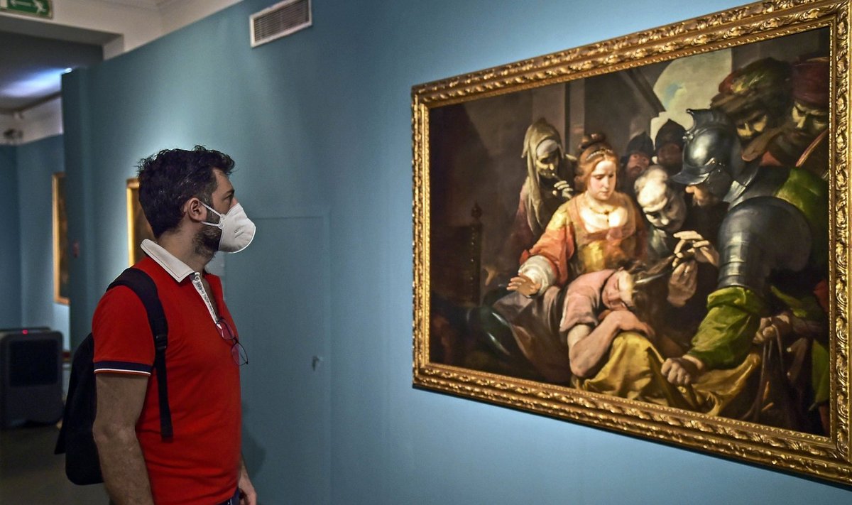 VÕIMALIKULT TURVALINE: Maskis külastaja uudistab Roomas Kapitooliumi muuseumides avatud Caravaggio näitust. Muuseumi külastamiseks on vaja eelnevat broneeringut, samuti nõutakse maski kandmist.