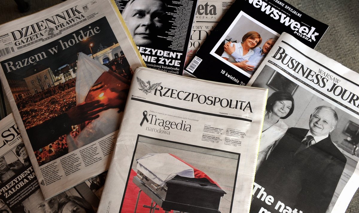 Poola inimesed leinavad presidendi Lech Kaczynski ja tema kaasko