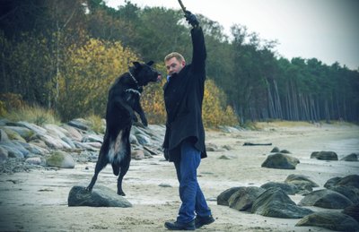 ÕPETAJA: Kaplan Kark on oma koeralt Tangolt õppinud, kuidas agressiivseid tüüpe maha rahustada.