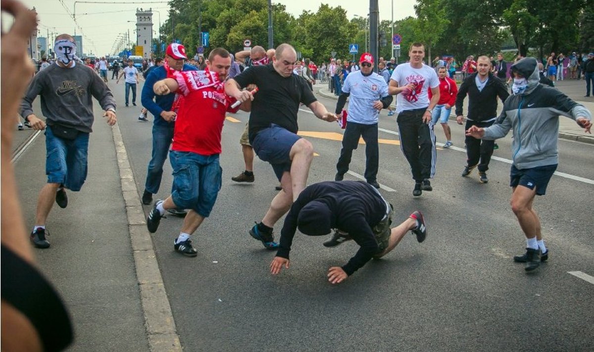MIS NAD SIIS TULEVAD MEIE TÄNAVALE: Nagu arvata võis, provotseeris  Vene jalgpallifännide rongkäik Varssavis korraliku kakluse. Üks rongkäiguosalistest on sattunud üsna ebameeldivasse olukorda.
