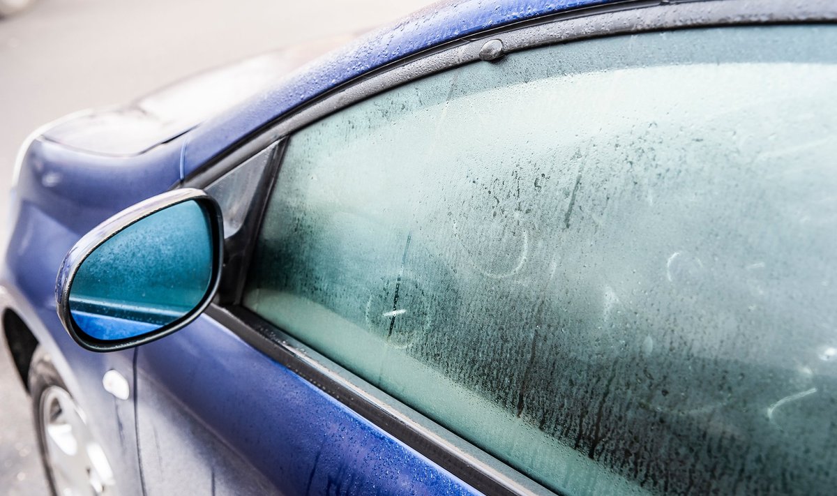 Udu tekkimine auto klaasidele on seotud temperatuuride erinevustega autos sees ja väljaspool. Seetõttu tekibki rohkem udu just jahedamal aastaajal.