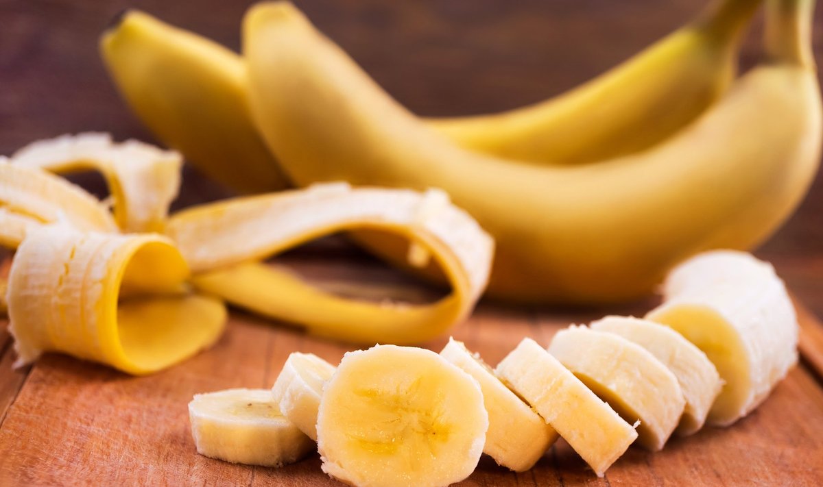 Viilutatud banaan koos koortega.