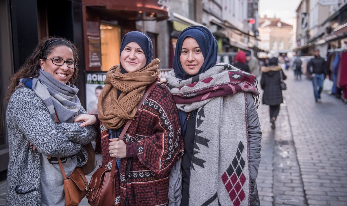 Siham, Nadia ja Khadja on juba mitmenda põlvkonna immigrandid. Ka Khadia ema on  Brüsselis sündinud. Neidude sõnul on probleem noorte meeste harimatuses. „Nad pole päevagi koraani lugenud,” ütleb Nadia emotsionaalselt.