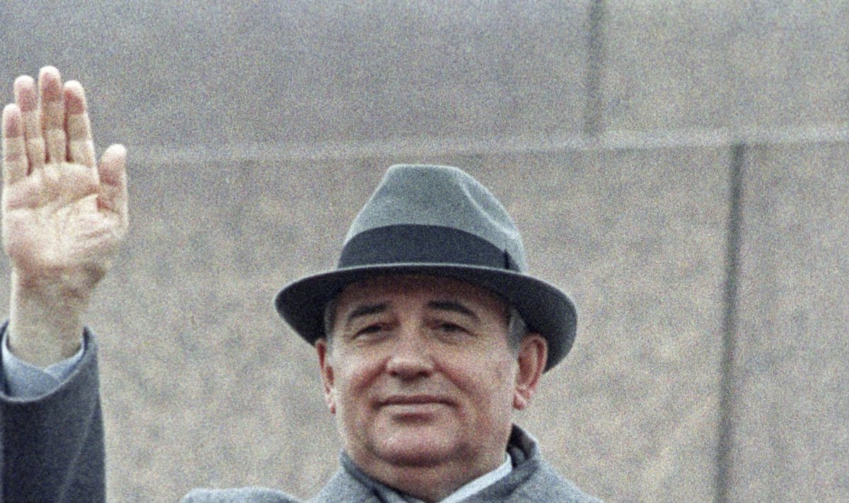 Mihhail Gorbatšov Lenini mausoleumi tribüünil. 