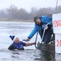 ФОТО | Парад моржей вернулся! Отважные жители Тарту читали стихи, купаясь в ледяной воде
