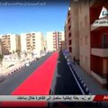 VIDEO: Egiptuse president sõitis neljakilomeetrist punast vaipa mööda sotsiaalmaju avama