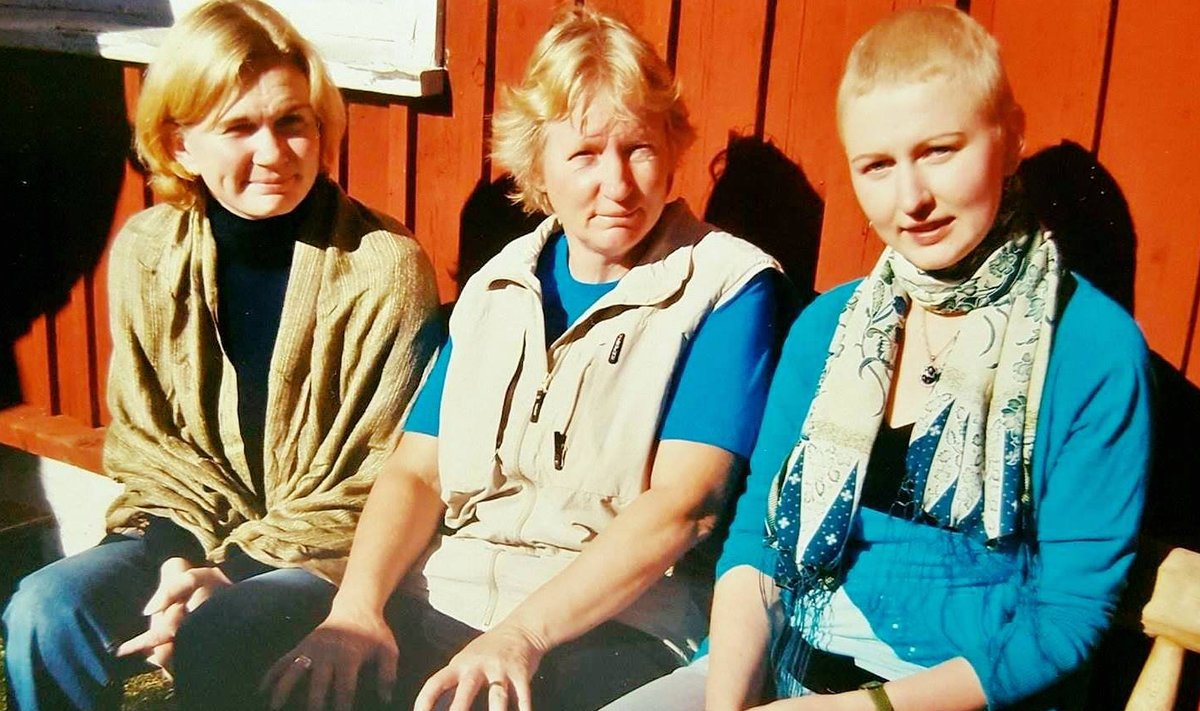 Jaanika ja Janne koos ema Urvega.