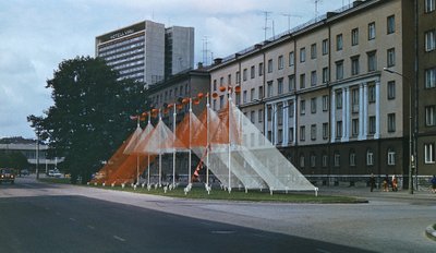 Olümpia ajaks linnaruumi loodud õhulised purjeriidest arhitektoonid. 