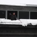 ВИДЕО: Мужчина наплевал на правила безопасности и счищал с крыши снег и лед прямо на головы пешеходам