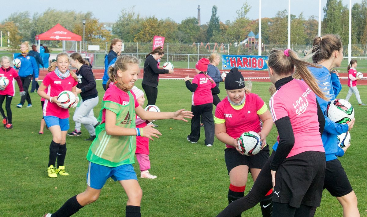 Täna toimus Saaremaal, Kuressaare staadionil esmakordselt  Saaremaa tüdrukutele mõeldud jalgpallifestival, mida korraldas Eesti Jalgpalli Liit. Staadionile oodati jalgpalliga lähemat tutvust tegema kõiki 5-14 aastaseid tüdrukuid