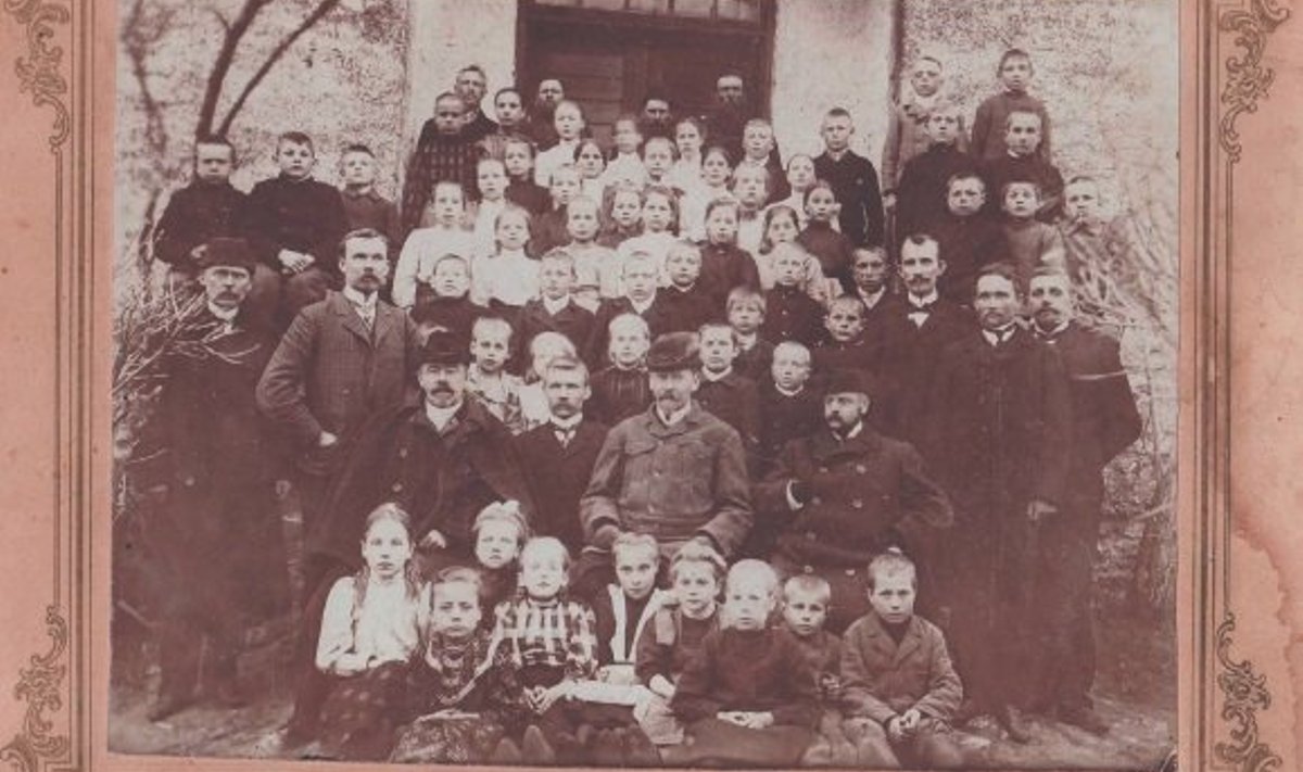 Viru-Nigula kihelkonna kiriku visiteerimisprotokollis on kirjas, et aastal 1786 töötas Kunda külas kool. Fotol Kunda küla kool 26. aprillil 1909. aastal. Ees istuvad vasakult kirikuõpetaja Krause, õpetaja Jaan Jalakas, Kunda ja Samma parunid (Fotoalbum nr