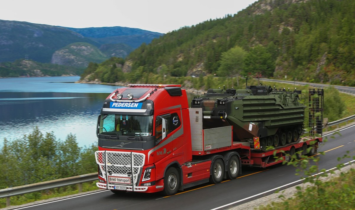 Norra teedel oli näha, kuidas transporditakse amfiibset rünnakumasinat.