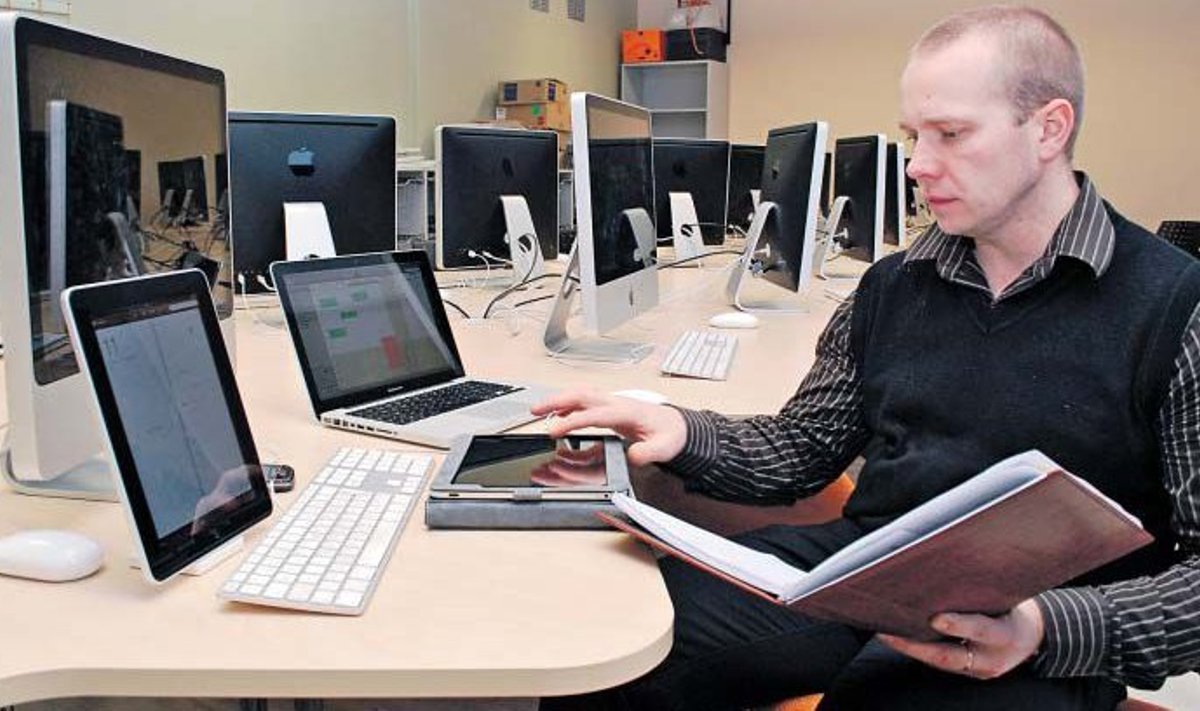 Tartu Erakooli direktor Valdek Rohtma näitab arvutiklassis 18 iPadi, mis aitavad uuele õppekavale üle minna.